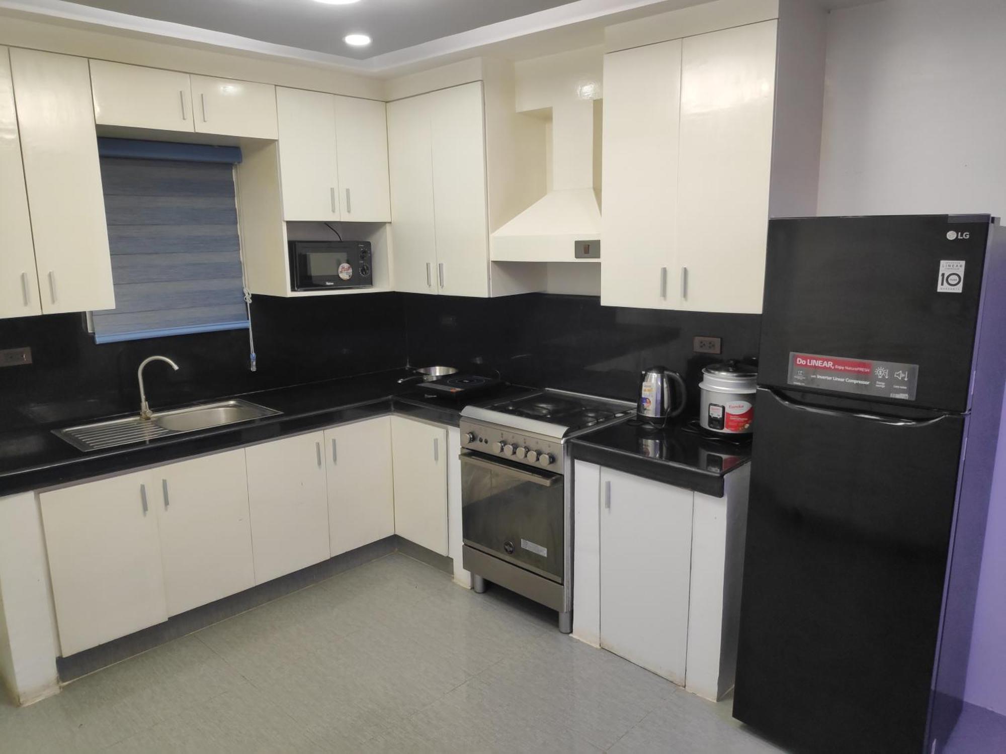 Tagaytay Staycation By Naya And Darla W Free Swimming Pool, Wifi & Netflix Apartment Tagaytay City