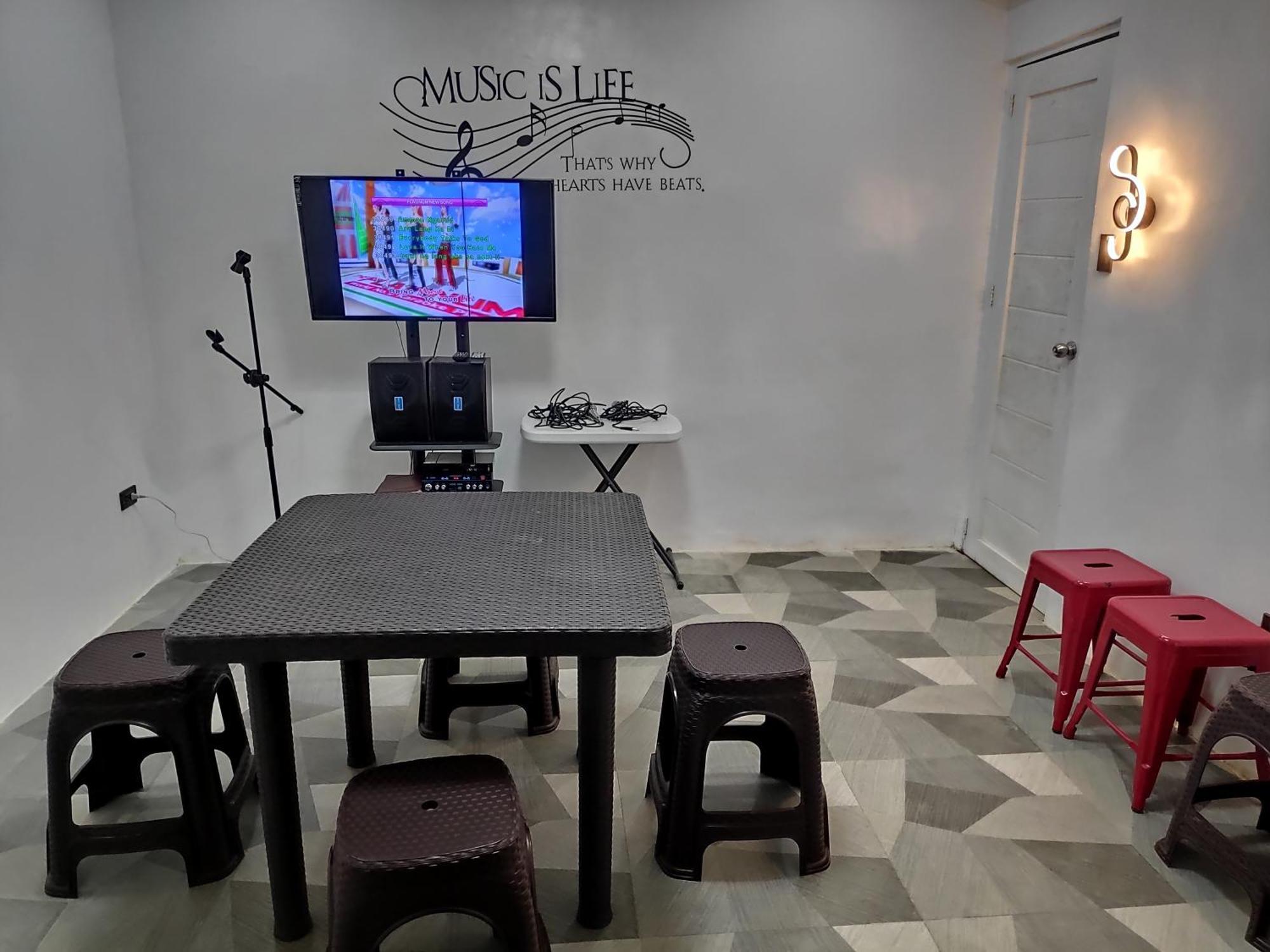 Tagaytay Staycation By Naya And Darla W Free Swimming Pool, Wifi & Netflix * Tagaytay City