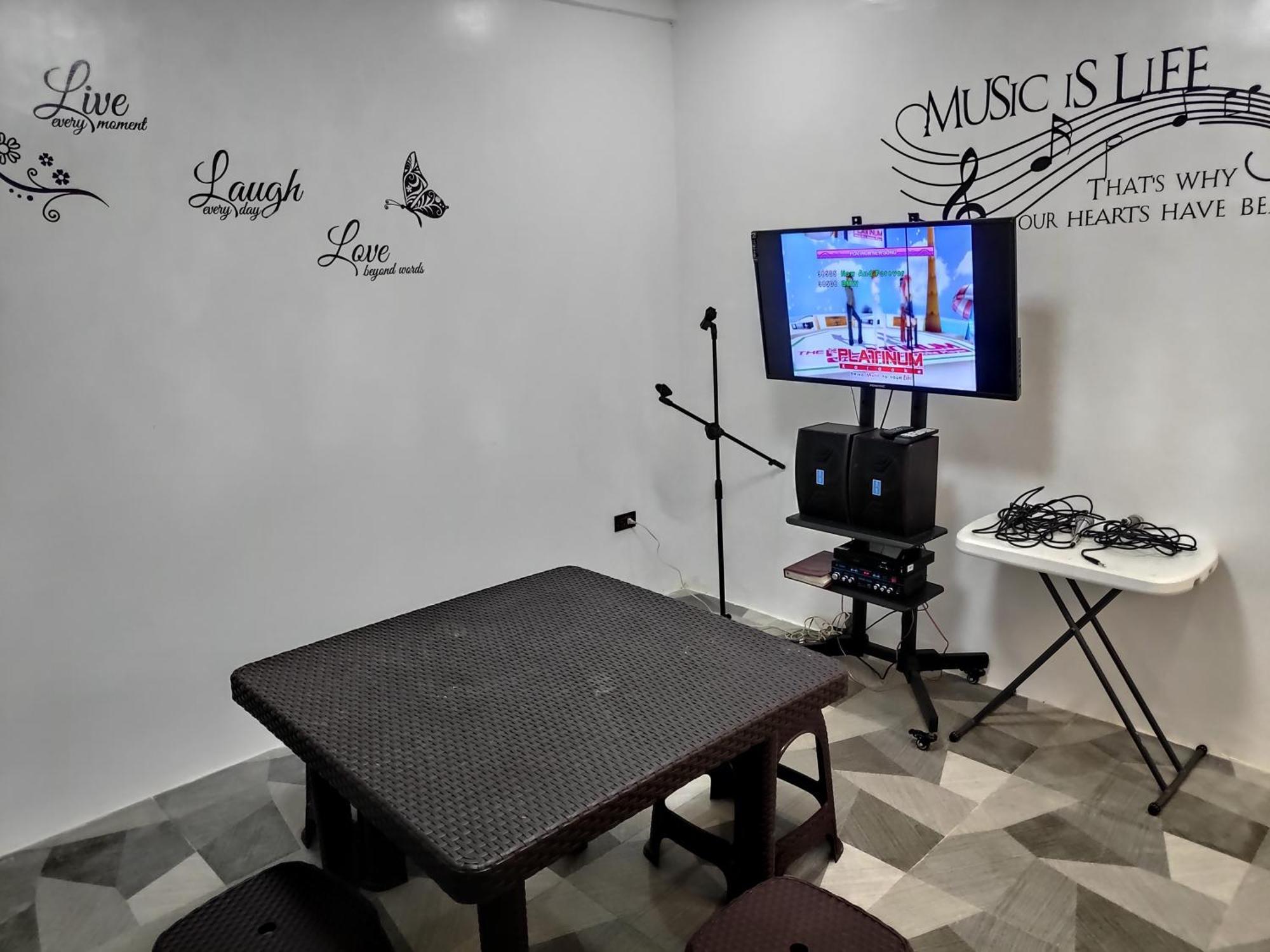 Tagaytay Staycation By Naya And Darla W Free Swimming Pool, Wifi & Netflix Apartment *