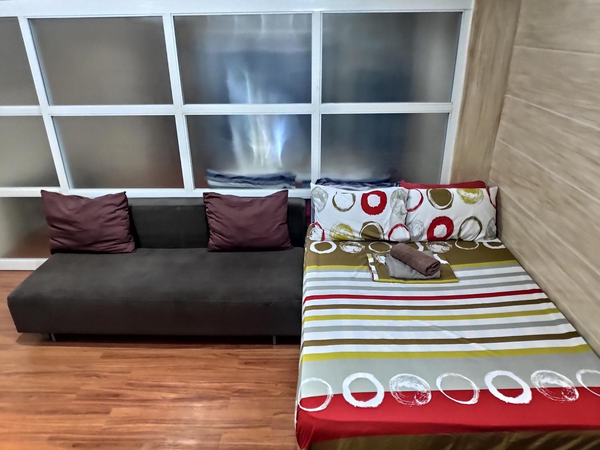 Tagaytay Staycation By Naya And Darla W Free Swimming Pool, Wifi & Netflix Apartment Tagaytay City