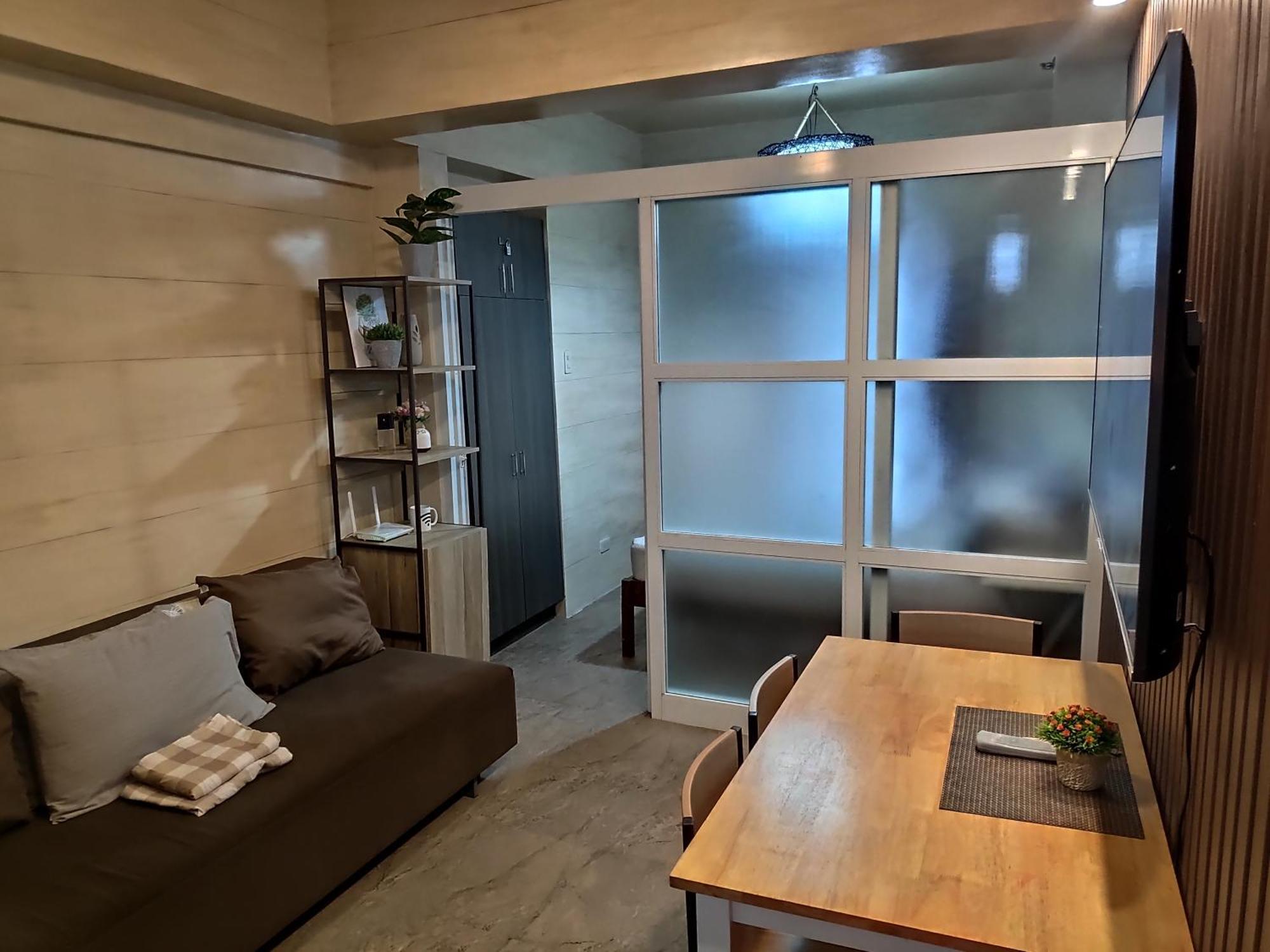 Tagaytay Staycation By Naya And Darla W Free Swimming Pool, Wifi & Netflix Apartment